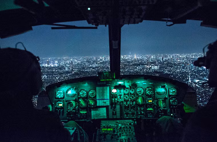 Hình ảnh bên trong cabin chiếc trực thăng vận tải đa năng UH-1N Huey thuộc đơn vị không vận 459 với hai phi công điều khiển là Đại úy Jonathan Bonilla và Trung úy Vicente Vasquez trên bầu trời Tokyo vào tháng 4/2016. Nguồn ảnh: Business Insider.