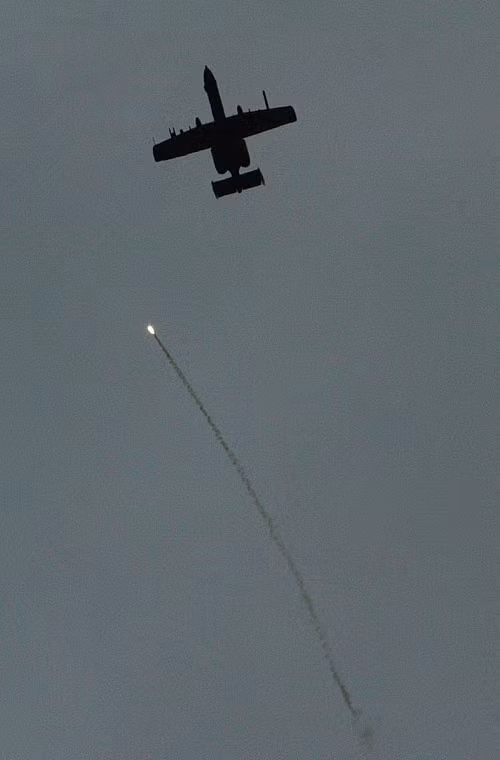 Phi công cường kích A-10 Thunderbolt tham gia chiến dịch không kích tại quốc lộ số 80 vào năm 1991 cho biết, dưới mặt đất gần như là một lễ hội pháo hoa các vụ nổ xảy ra liên tiếp và nó kéo dài cho đến suốt đêm.