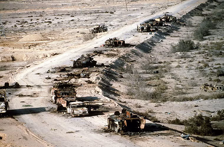 Dù thời điểm đó chính phủ Iraq do Saddam Hussein đứng đầu đã đồng ý rút quân khỏi Kuwait, nhưng đó lại là một hành động tự phát và cũng không theo nghị quyết do Liên Hợp Quốc đưa ra. Chính điều này đã biến chiến dịch rút quân của Quân đội Iraq khỏi Kuwait trở thành chiến dịch rút quân tồi tệ nhất lịch sử chiến tranh hiện đại, kéo theo đó là hàng ngàn lính Iraq bị dìm trong biển lửa.