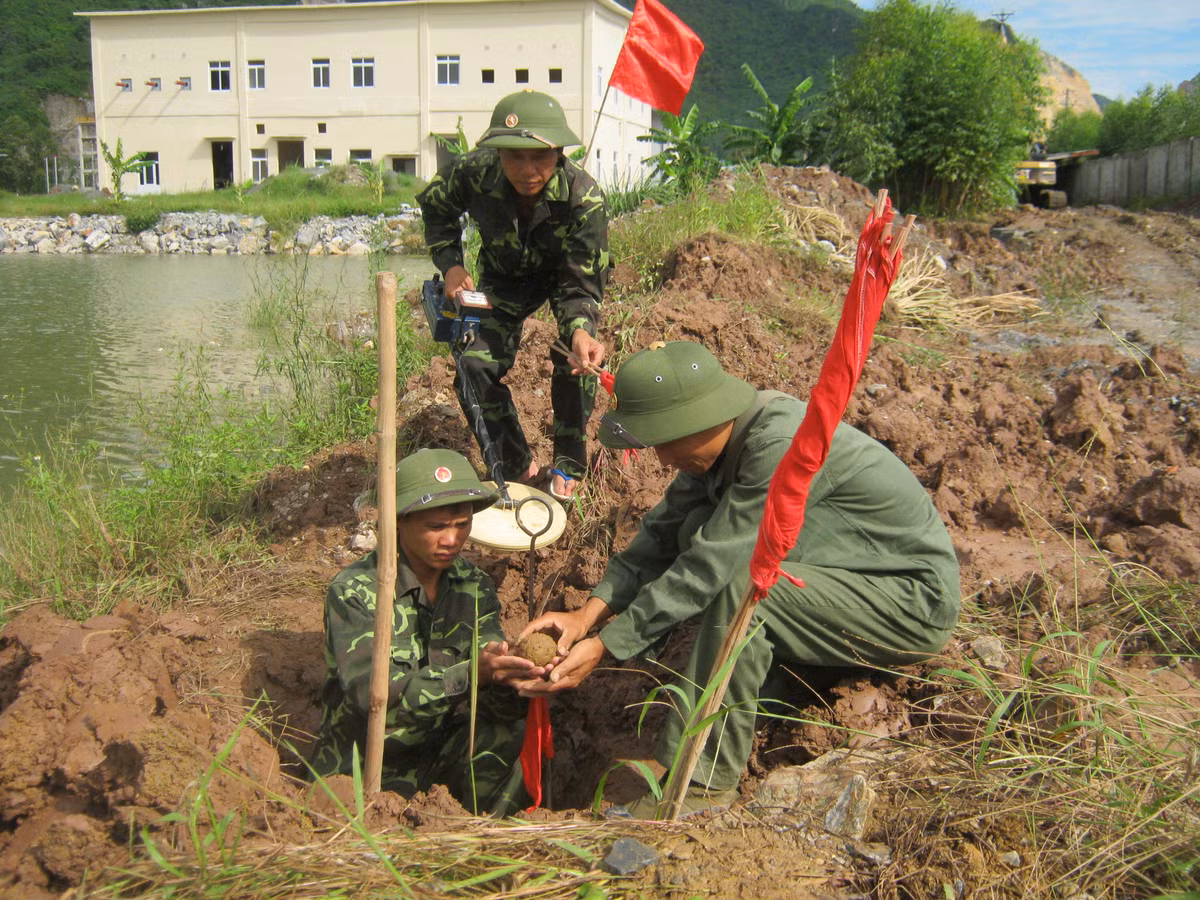Hiện ở Việt Nam, sau chiến tranh còn nằm lại những bãi mìn khổng lồ rải khắp đất nước. Suốt những năm qua lực lượng công binh Việt Nam đã miệt mài, không nghỉ liên tục tiến hành nhiều đợt rà phá bom mìn.