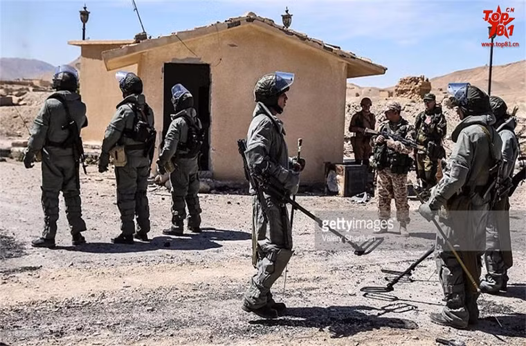 Với cái nóng ở sa mạc Syria, việc rà phá bom mìn trong các bộ trang phục bảo vệ OVR-2 là điều không hề dễ dàng. Nguồn ảnh: Sina