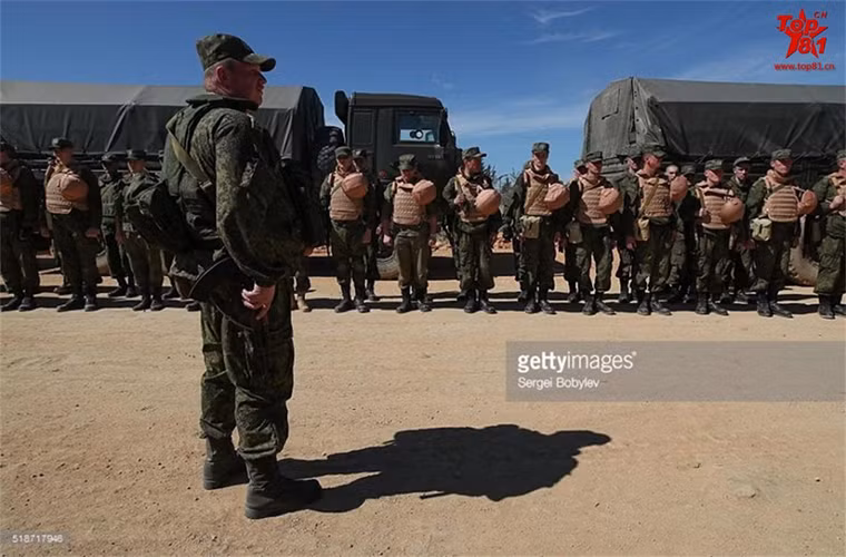 Đơn vị công binh Nga được triển khai ở Palmyra với trang phục ngụy trang sa mạc đặc trưng của Quân đội Nga. Nguồn ảnh: Sina