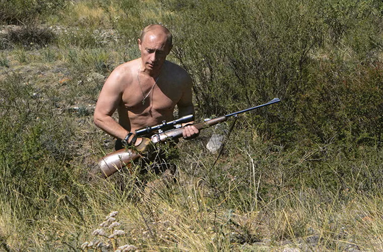 Đây là một trong những bức ảnh khá nổi tiếng của Tổng thống Nga Putin khi ông đi săn tại khu vực phía tây dãy núi Sayan vào tháng 8/2007.
