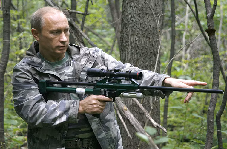 Trong ảnh là Tổng thống Nga Putin trong chuyến thăm khu bảo tồn thiên nhiên Ussuri của Nga vào năm 2008 với mẫu súng hơi bắn ống tiêm thuốc an thần khi ông tham gia chương trình bảo vệ loài hổ Amur quý hiếm của Nga.