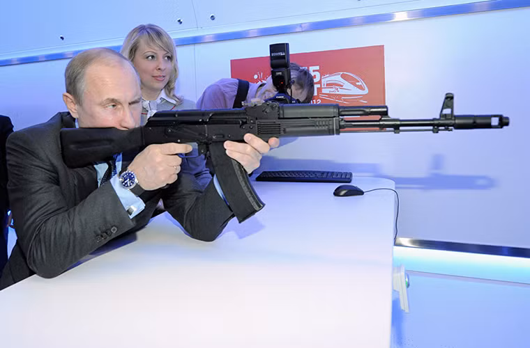 Tổng thống Nga Vladimir Putin ngắm thử một khẩu súng trường tấn công AK-74 tại triển lãm Đường sắt Nga vào năm 2014.