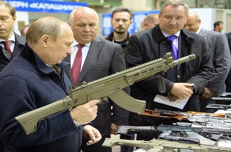 Trong suốt các nhiệm kỳ làm tổng thống của mình Tổng thống Nga Vladimir Putin luôn chú trọng chính sách tái phát triển ngành công nghiệp quốc phòng của Nga nhằm tạo nền tảng cho chương trình hiện đại hóa Quân đội Nga với giai đoạn một kết thúc vào năm 2020. Ảnh: Tổng thống Nga Putin cầm thử và tỏ ra thích thú với biến thể súng trường tiến công thế hệ mới Ak-12 - hậu duệ của dòng súng trường tấn công huyền thoại Ak-47.