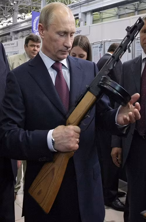 Trước đó vào năm 2010, cũng trong chuyến thăm đến Izhevsk Tổng thống Putin được giới thiệu về một trong những sản phẩm nổi tiếng của Izhevsk mẫu súng tiểu liên PPSh-41 (SMG Shpagin) một trong những biểu tượng của Liên Xô trong chiến tranh Vệ quốc vĩ đại.