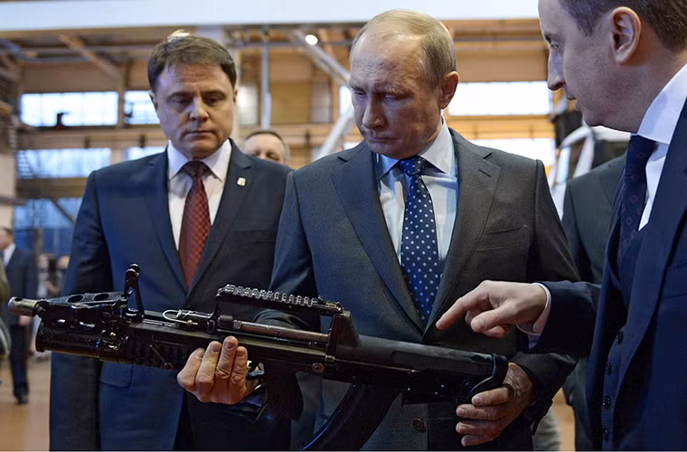 Hình ảnh Tống thống Nga Putin với khẩu súng trường tấn công thế hệ mới A-91 thiết kế dạng bullpup với băng đạn phía sau do Cục thiết kế chế tạo KBP của Nga phát triển trong chuyến thăm đến một nhà máy chế tạo vũ khí ở Tula trong năm 2014.
