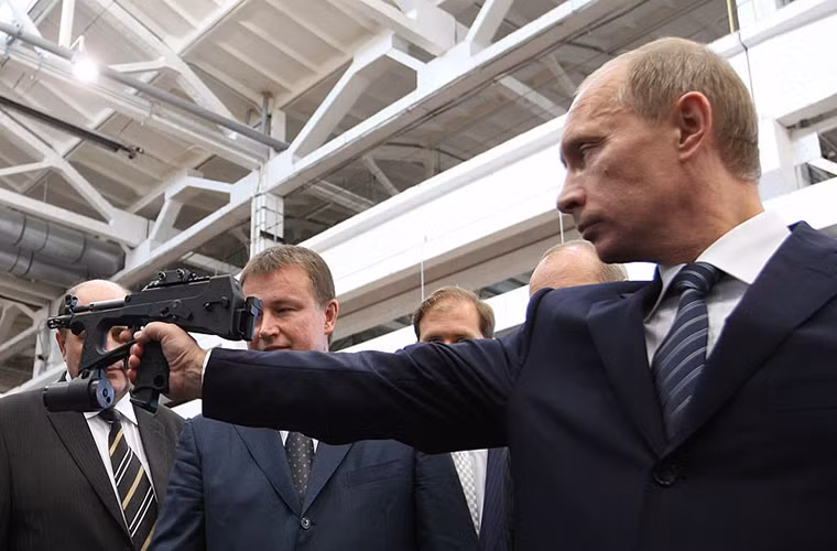 Tổng thống Nga Vladimir Putin cầm thử trên tay súng tiểu liên PP-2000 được thiết kế dành riêng cho các đơn vị chống khủng bố của Nga.