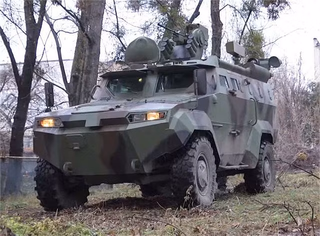 Ukraine trang bi xe boc thep moi de soi bien gioi Nga