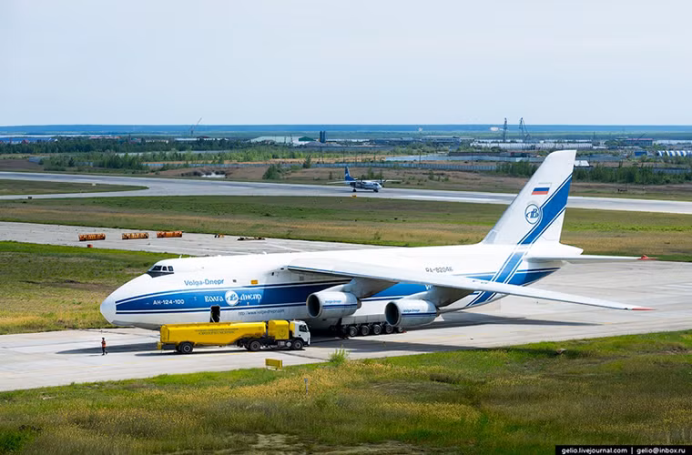 Theo English Russia, công ty vận tải hàng không Volga-Dnepr của Nga là một trong số ít doanh nghiệp hàng không trên thế giới sở hữu đội bay An-124 với phi đội lên tới 12 chiếc. Và trong phóng sự ảnh hôm nay chúng ta sẽ cùng khám phá cách An-124 vận chuyển một thiết bị máy có trọng lượng lên tới 115 tấn.