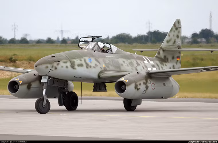 Ở vị trí thứ hai không ai khác chính là chiến đấu cơ phản lực đầu tiên trên thế giới Messerschmitt Me-262, nó được Đức phát triển từ đầu những năm 1940 đến năm 1944 mới được trang bị cho Không quân Đức Messerschmitt Me-262 cũng được kỳ vọng giúp Đức lật ngược cục diện chiến trường khi đó.