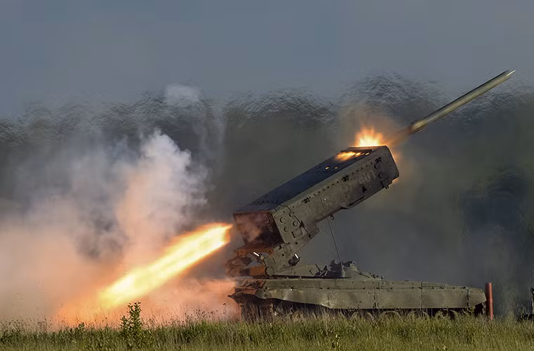 Điều này khó cho phép TOS-1A có thể được triển khai ở các vùng chiến sự có không gian hạn chế vốn là nhược điểm trước nay của các tổ hợp pháo phản lực hiện nay. Đối với tấn công mục tiêu tầm xa, Quân đội Nga cũng đã có tổ hợp pháo phản lực phóng loạt BM-30 Smerch có tầm bắn lên tới 90km. Dó đó khoảng trống BM-30 để lại, TOS-1A chỉ có thể lấp đầy bằng cả mẫu đạn rocket cũ và mới.