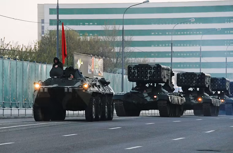 Theo chuyên gia phân tích quân sự Alexei Khlopotov, thông qua kinh nghiệm chiến trường tại Iraq và Syria, việc tăng tầm bắn của TOS-1A là điều cần thiết khi nó quá dễ bị tổn thương trước các hỏa lực tầm gần của đối phương nhất là tên lửa chống tăng. Và với tầm bắn 10km TOS-1A sẽ an toàn hơn khi tham chiến.