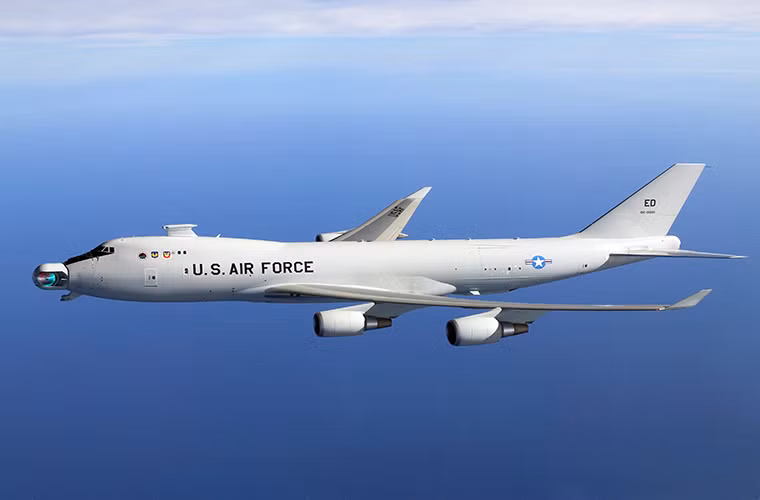 Trước AC-130, Không quân Mỹ cũng từng ôm tham vọng sở hữu vũ khí laser trên không với chương trình Airborne Laser và đã có nguyên mẫu máy bay đầu tiên được chế tạo là Boeing YAL-1 được sửa đổi từ thân máy bay thương mại 747. Tuy nhiên chương trình này lại không mấy thành công và bị hủy bỏ vào năm 2011.