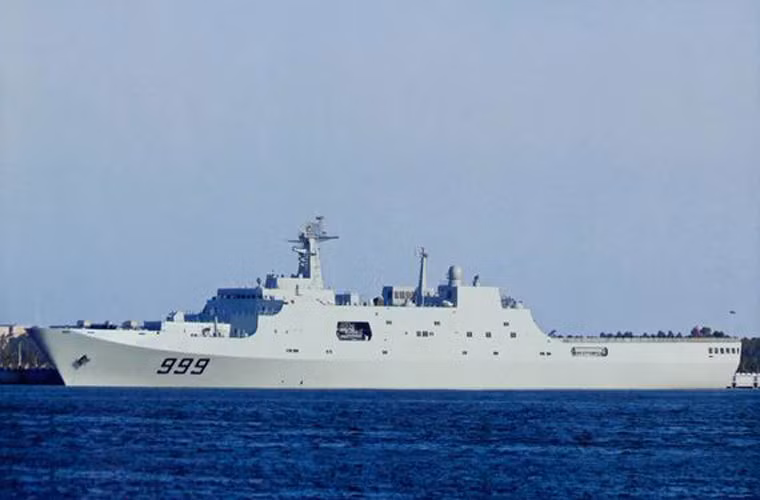Hiện Nhật Bản cũng có trong biên chế các tàu sân bay trực thăng cỡ lớn như Hyuga hay Izumo nhưng chúng nghiêng về khả năng chống ngầm nhiều hơn và khả năng triển khai lượng lớn binh sĩ hạn chế do thiết kế tàu.