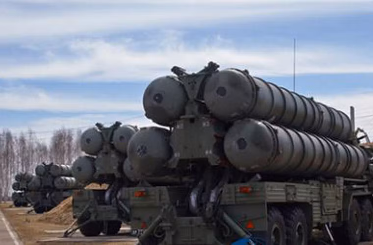 S-400 có thể phát hiện mục tiêu cách xa 600 km và cao 40–50 km, có thể theo dõi đồng thời 300 mục tiêu, hạ mục tiêu ở độ cao từ 5-10m tới 27km.