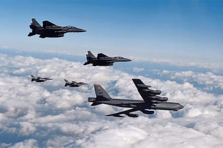 B-52 bay qua bán đảo Triều Tiên dưới sự hộ tống của máy bay chiến đấu Hàn Quốc.