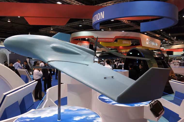 UHV là một máy bay không người lái (UAV) vô cùng độc đáo của Singapore. Điểm khác biệt của mẫu UAV này là vừa có thể bay trên không và lặn dưới nước. Nó có thể bay trên không trong thời gian 15 phút và lặn dưới nước liên tục trong 3 giờ. UAV có thể mang sonar cho nhiệm vụ dò tìm bom mìn hay tìm kiếm cứu nạn.