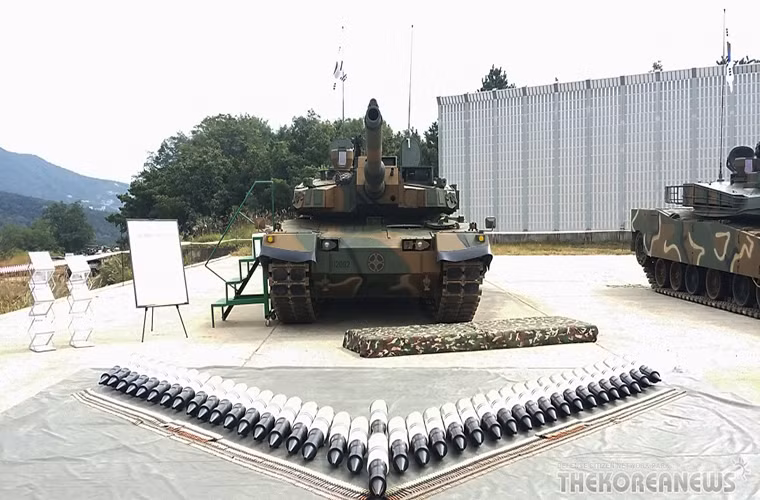Hệ thống vũ khí chính của K2 Black Panther là một pháo nòng trơn 120mm có tốc độ bắn lên đến 15 phát/phút cùng với đó là súng máy đồng trục 7.62mm và một súng máy phòng không 12.7mm. Một trong những loại đạn pháo 120mm đặc biệt mà K2 sử dụng là KSTAM có tầm bắn tối đa 8km.