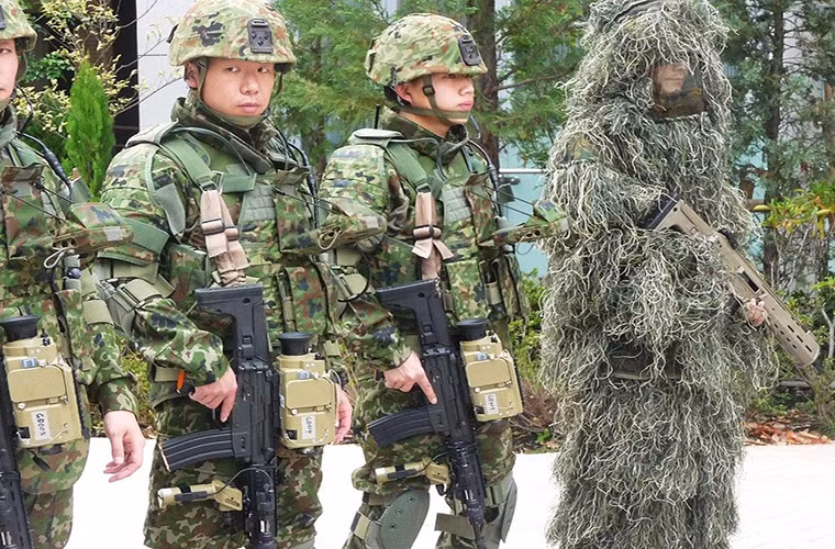Sau gần 30 năm sửa dụng, JSDF cũng có những cải tiến đối nhất định đối với Type 89 trong đó bao gồm cả việc phát triển các biến thể thu gọn như Type 89-F. Ngoài ra vật liệu được sử dụng để chế tạo Type 89 cũng được thay đổi bằng các loại vật liệu tổng hợp giúp giảm đáng kể trọng lượng của súng so với các nguyên mẫu trước đây và cho phép binh sĩ tích hợp nhiều trang bị hỗ trợ hơn trên mẫu súng trường tấn công này.
