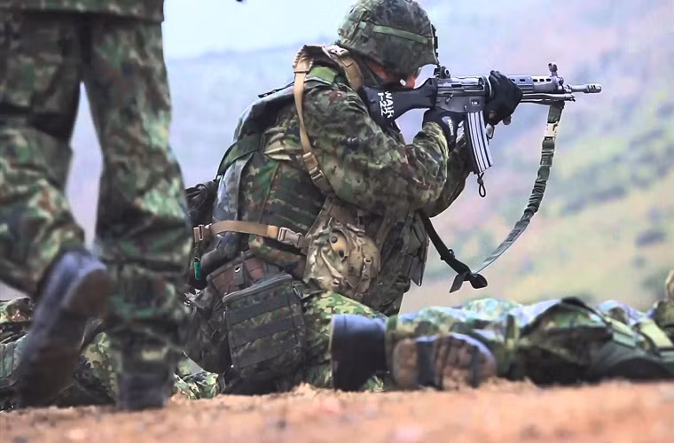 Từ năm 1989 cho tới nay HOWA đã sản xuất cho JSDF 163.706 khẩu Type 89 và không ngừng tiếp tục cải tiến mẫu súng trường tấn công này, dù vậy Type 89 đang dần trở nên lỗi thời so với các dòng súng trường tấn công khác trên thế giới và hiển nhiên người Nhật cần một loại vũ khí mới tốt hơn những khẩu Type 89 hiện tại.