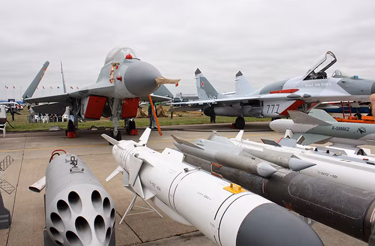 Có một điều trớ trêu nữa là biến thể MiG-29K của Hải quân Ấn Độ hoàn toàn khác biệt so với biến thể MiG-29KR của Hải quân Nga, khi MiG-29K của Ấn Độ sử dụng các linh kiện không phải do Nga sản xuất còn của Nga hầu như đã được nội địa hóa hoàn toàn. Điều này cơ bản sẽ tác động xấu đến quá trình Ấn Độ vận hành những chiếc MiG-29K.