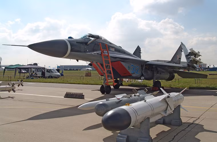 Khả năng tác chiến điện tử của MiG-29K giúp tăng đáng kể khả năng sống sót của máy bay khi không chiến cũng như trong các nhiệm vụ tấn công mặt đất, bên cạnh đó việc sử dụng vật liệu composite trên thân giúp giảm từ 4-5 lần mức hấp thụ sóng radar của MiG-29K so với các phiên bản MiG-29 khác.