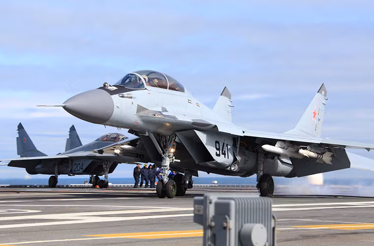 Bên cạnh đó, MiG-29K còn có thể thực hiện việc tiếp nhiên liệu trên không cho một máy bay khác với pod chuyển đổi. MiG-29K cũng là dòng tiêm kích trên hạm đầu tiên của Nga có khả năng cất cánh thẳng đứng từ tàu sân bay.