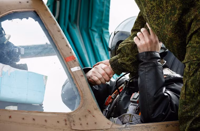 Trong ảnh là phi công máy bay cường kích Su-25 bắt tay chào người đồng nghiệp của mình trước khi lên đường trở về Nga.