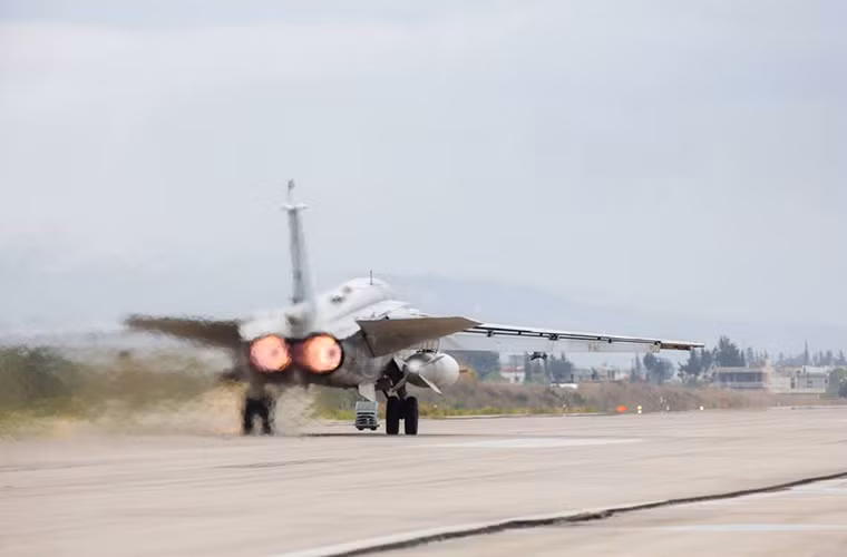 Từng chiếc Su-24M lần lượt cất cánh rời khỏi căn cứ không quân Hmeymin sau hơn 5 tháng làm nhiệm vụ tại đây.