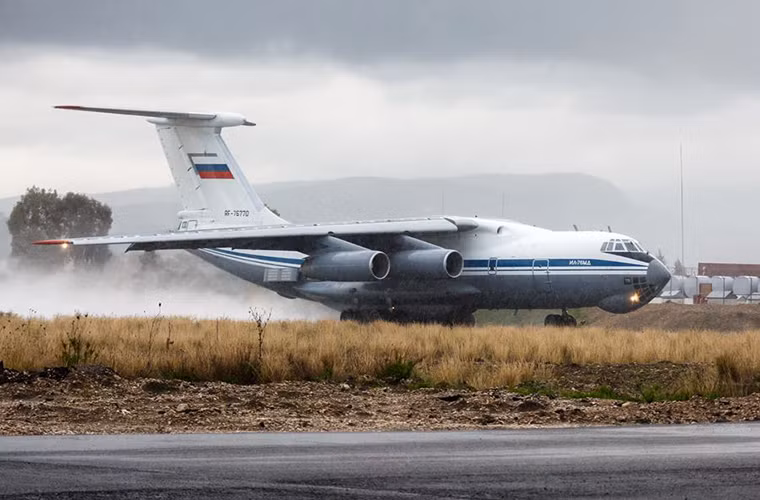 Các máy bay cường kích Su-24 và Su-25 trong hành trình về Nga luôn được một chiếc vận tải cơ Il-76 bay theo làm nhiệm vụ dẫn đường trên không, cũng như chở thêm nhân viên kỹ thuật.