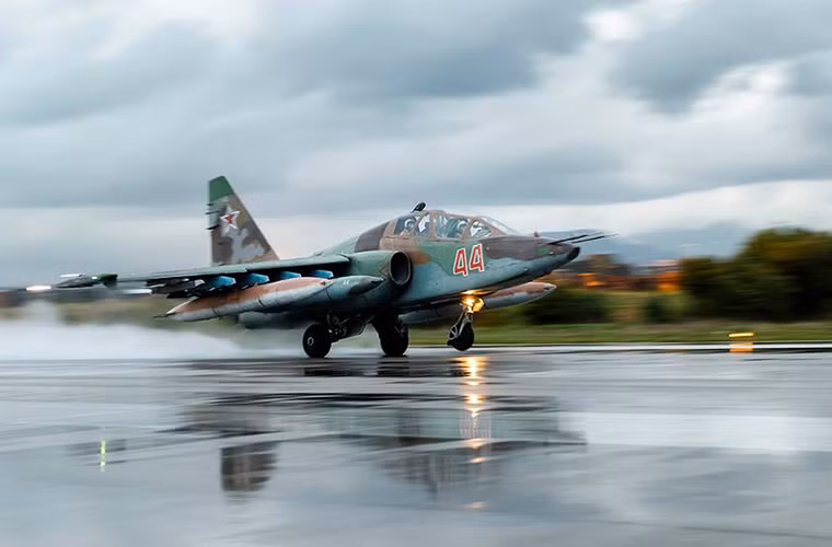 Quân đội Nga tiếp tục đẩy mạnh kế hoạch rút quân khỏi Syria của mình. Khi vào ngày hôm qua (16/3), các chiến đấu cơ Su-25 đã rời căn cứ Hmeymin trở về nhà.