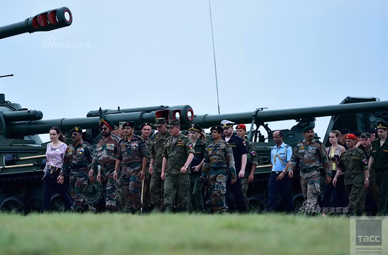Dàn pháo khủng của Nga xuất hiện tại Sergeyevsky với những cái tên khá quen thuộc như 2S3 Akatsiya và 2S5 Giatsint-S.