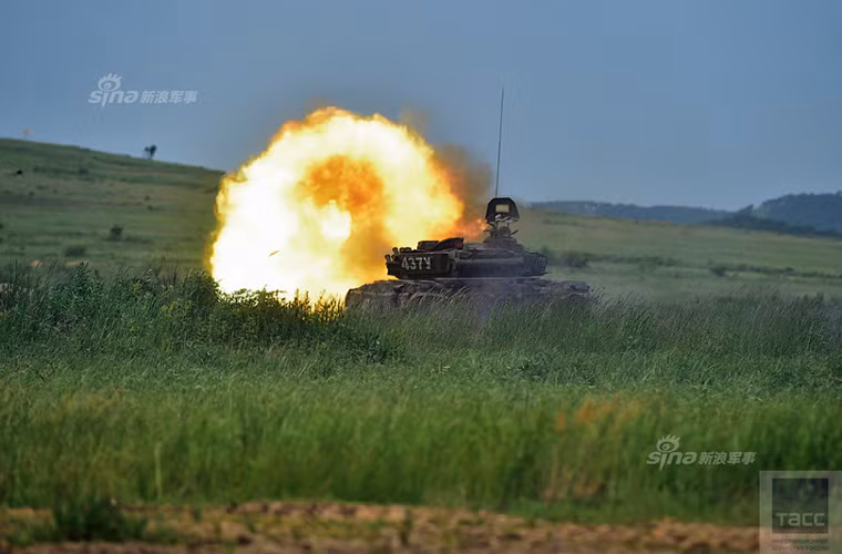 Xe tăng chiến đấu chủ lực T-72B3 khai hỏa, hiện tại cả Nga và Ấn Độ đều có trong biên chế hàng ngàn chiếc T-72 với nhiều biến thể khác nhau trong đó T-72B3 của Nga được xem là biến thể hiện đại hóa tốt nhất.