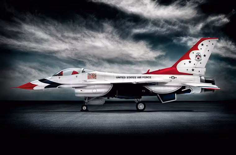 Và bức ảnh cuối cùng được Blair Bunting công bố là hình ảnh của một chiếc F-16 Fighting Falcon thuộc đội bay biểu diễn Thunderbirds của Không quân Mỹ với màu sơn trắng đặc trưng. Phi đội này được Không quân Mỹ thành lập từ năm 1917 và hoạt động cho tới tận ngày nay.