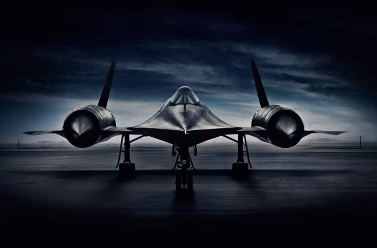 Ấn tượng nhất trong bộ sưu tập ảnh là những bức ảnh về SR-71 Blackbird - dòng máy bay trinh sát chiến lược nổi tiếng của Không quân Mỹ trong Chiến tranh Lạnh, nó có thể bay với tốc độ gấp 3,3 lần vận tốc âm thanh và ở trần bay lên tới 25.900m.