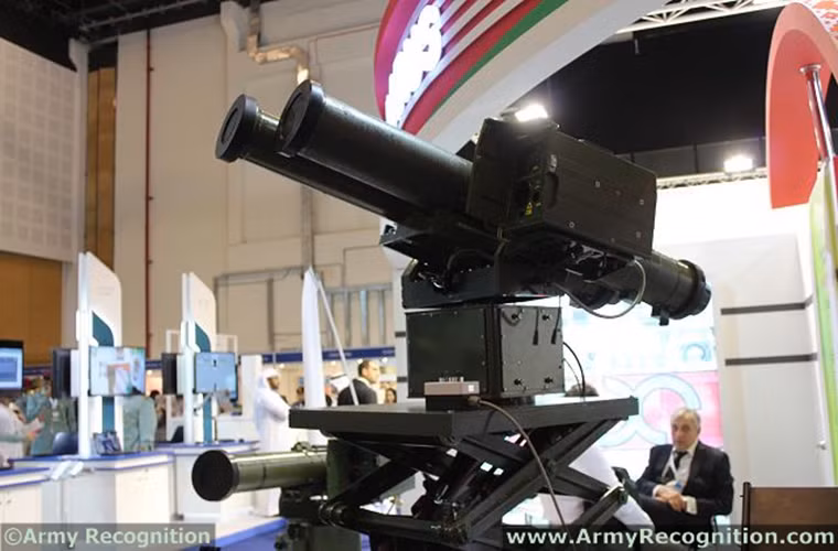 Do hợp tác với Ukraine nên Belarus cũng có một biến thể của Skif là Shershen với thiết kế cơ bản tương tự nhưng người Belarus lại có các biến thể khác nhau của Shershen và tầm bắn của biến thể này có thể đạt tới 7.500m đối với đạn tên lửa Р-2В 152mm. Trong ảnh là tổ hợp tên lửa chống tăng Shershen của Belarus với cụm giá phóng đôi.