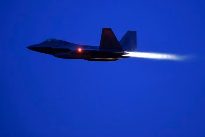 Phi đội F-22 Raptor lần này được triển khai nhằm thay thế cho đội F-22 Raptor từ căn cứ Hawaii được điều tới UAE chống IS vào tháng 10 năm ngoái. (Nguồn: The Aviationist)