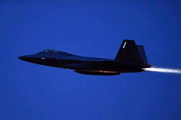 Theo thống kê của Bộ chỉ huy Trung tâm không quân Mỹ (AFCENT), F-22 chỉ chiếm có 2% các chuyến không kích và 2% số lượng vũ khí được phóng ra tấn công vào các mục tiêu của IS. (Nguồn: The Aviationist)
