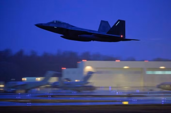 F-22 Raptor sẽ tiếp tục tham gia yểm trợ cho các cuộc không kích IS do lực lượng F-16 của Không quân hoàng gia Jordan thực hiện nhằm trả đũa cho vụ phi công Maaz al-Kassasbeh bị bắt và thiêu sống vào hồi cuối năm 2014. Yểm trợ và do thám mục tiêu dường như là nhiệm vụ chính của F-22 Raptor. Cho nên hiếm khi thấy tiêm kích này tấn công các mục tiêu bằng các vũ khí dẫn đường chính xác như loại bom GB-32 JDAMS hoặc loại bom nhỏ hơn GBU-39. (Nguồn: The Aviationist).