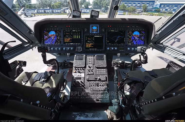 Một chiếc Mi-38 có thể chở theo 6 tấn hàng hóa hoặc 30 hành khách với tầm hoạt động lên tới 920km. Mi-38 được trang bị tới hai động cơ TV7-117V với công suất 2.800 shp mỗi chiếc cho phép nó bay ở vận tốc tối đa là 320km/h. Trong ảnh là buồng lái hiện đại của một nguyên mẫu Mi-38.