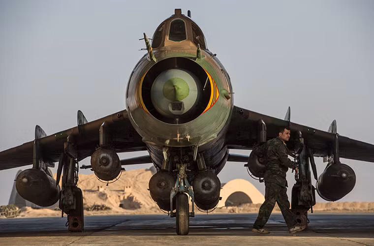 Hổ trợ cho máy bay Su-24 còn có phi đội tiêm kích bom Su-22M/M3/M4 với số lượng không xác định, dù vậy chúng cũng sẽ giúp Không quân Syria duy trì được tần suất các đợt không kích của mình trên toàn bộ các chiến trường quan trọng.