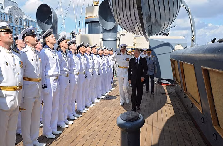 Tổng thống Nga Putin duyệt đội tiêu binh danh dự trên tàu Rạng Đông hôm 31/7.