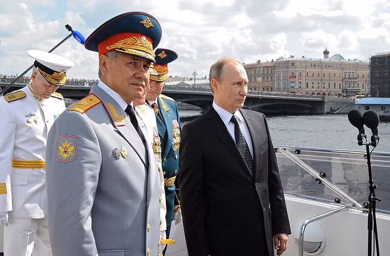 Hình ảnh Tổng thống Nga Vladimir Putin và Bộ trưởng Quốc phòng Sergey Shoygu trong buổi lễ duyệt binh hôm 31/7.