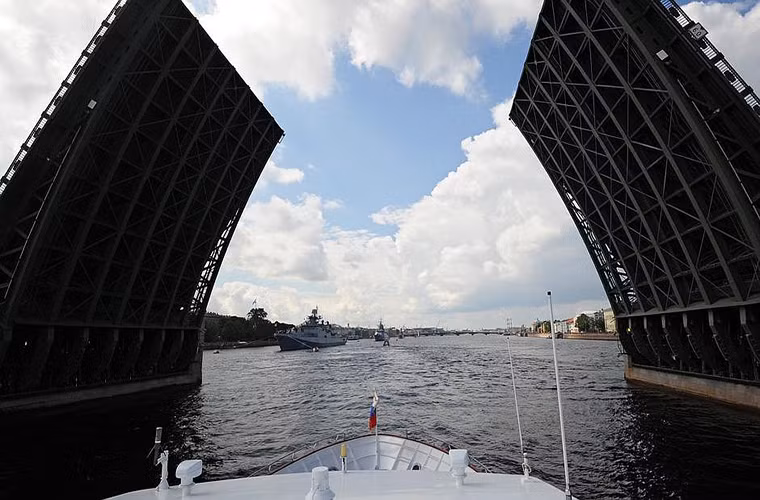 Sau khi kết thúc chuyến thăm tàu Rạng Đông Tổng thống Nga Putin sẽ chính thức thăm gia lễ duyệt binh một phần Hạm đội Baltic trên Sông Neva.