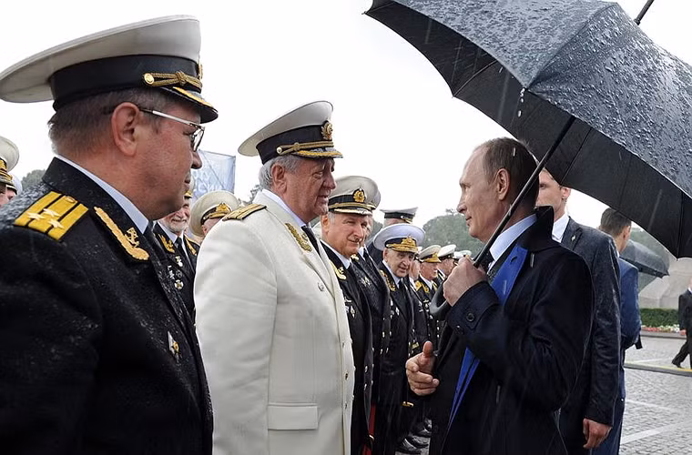Dù trời bắt đầu mưa khá lớn nhưng Tống thống Nga Putin vẫn nán lại chào các tướng lĩnh và sĩ quan Hải quân Nga tham gia buổi lễ Ngày Hải quân tại Senate.