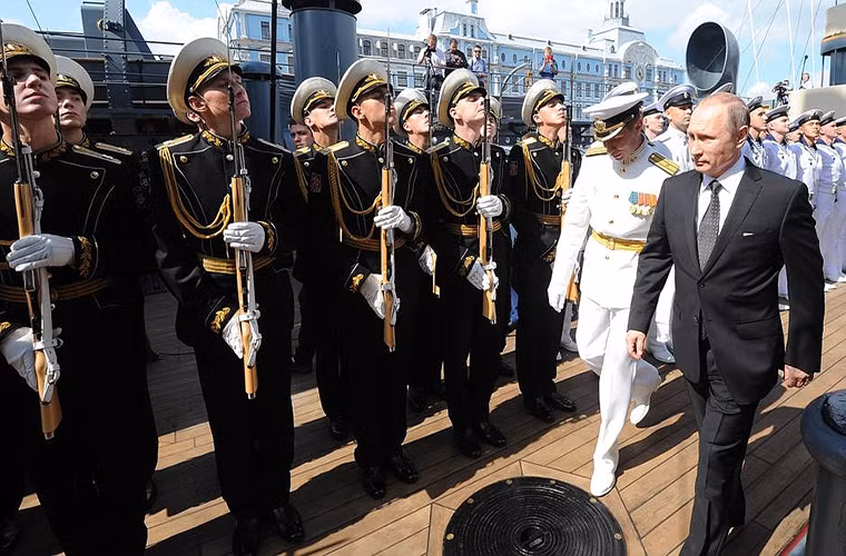 Tuần dương hạm Rạng Đông là một trong những địa điểm du lịch nổi tiếng tại St Petersburg. Nó được Hải quân Đế Quốc Nga đưa vào trang bị từ năm 1903 và tham gia ba cuộc chiến lớn lớn nhất trong lịch sử nước Nga. Quảng đường tàu Rạng Đông đã di chuyển cho đến nay đã gần 161.000km, tuy nhiên đây có thể là con số cuối cùng của nó khi nó sẽ được neo đậu vĩnh viễn ở St Petersburg.