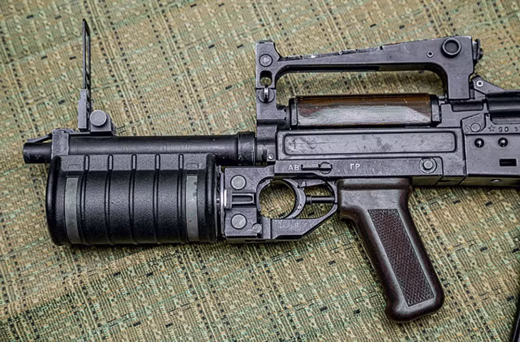 Với thiết kế nhỏ gọn, tiểu liên OTs-14 Groza cho phép người sử dụng di chuyển linh hoạt hơn trong điều kiện không gian hạn chế nhưng vẫn giữ nguyên sức mạnh hỏa lực như trên các dòng AK. Đó là còn chưa kể tới việc nó có thể được gắn thêm súng phóng lựu GP-25/30 40mm.