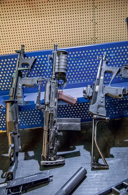 Về thiết kế, súng trường tấn công OTs-14 Groza được phát triển dựa trên nền tảng của AKS-74U và giống nhau đến 75%. Theo đó cụm cò súng trên AKS-74U được dời ra phía trước ốp tay, báng gấp và cụm thước ngắm cơ khí kiểu cũ bị loại bỏ thay vào đó cụm thước ngắm cơ khí mới kiêm luôn tay cầm và giá gắn ống ngắm tiêu chuẩn.